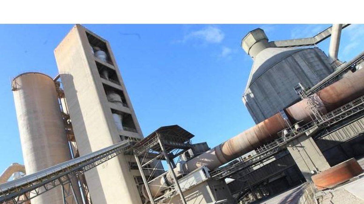 La fábrica de cemento de Toral produce desde ayer a pleno rendimiento después de un parón de casi dos meses.