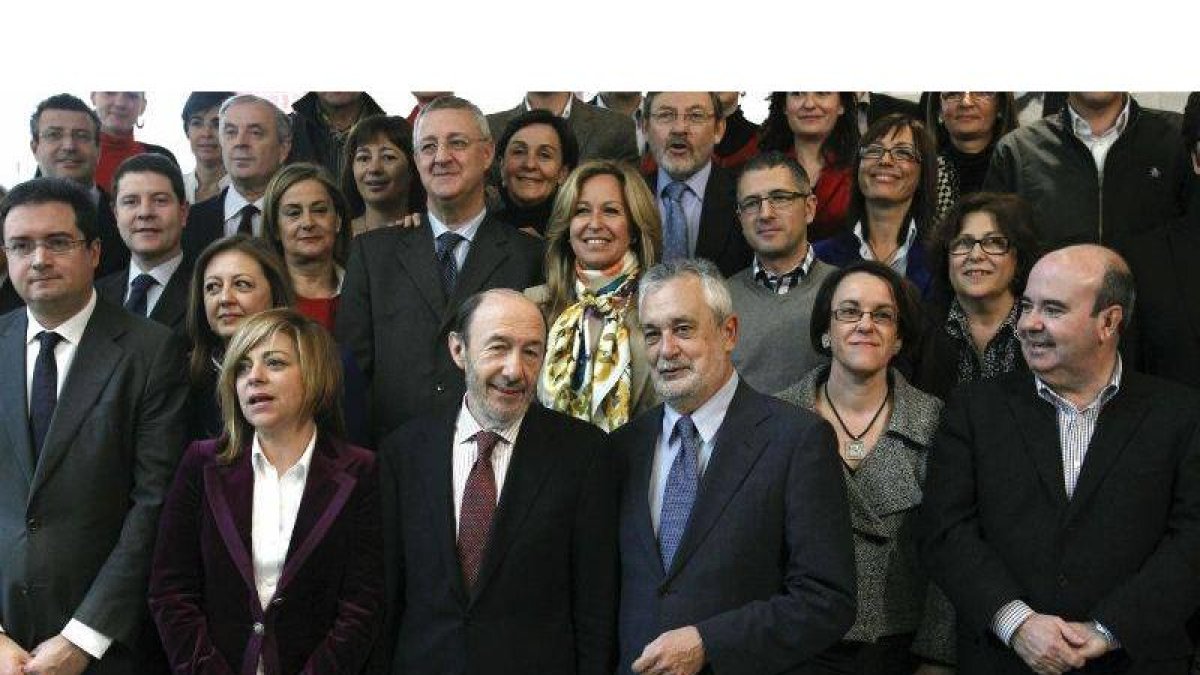 Rubalcaba entre Elena Valenciano y José Antonio Griñán, en la ejecutiva del PSOE.
