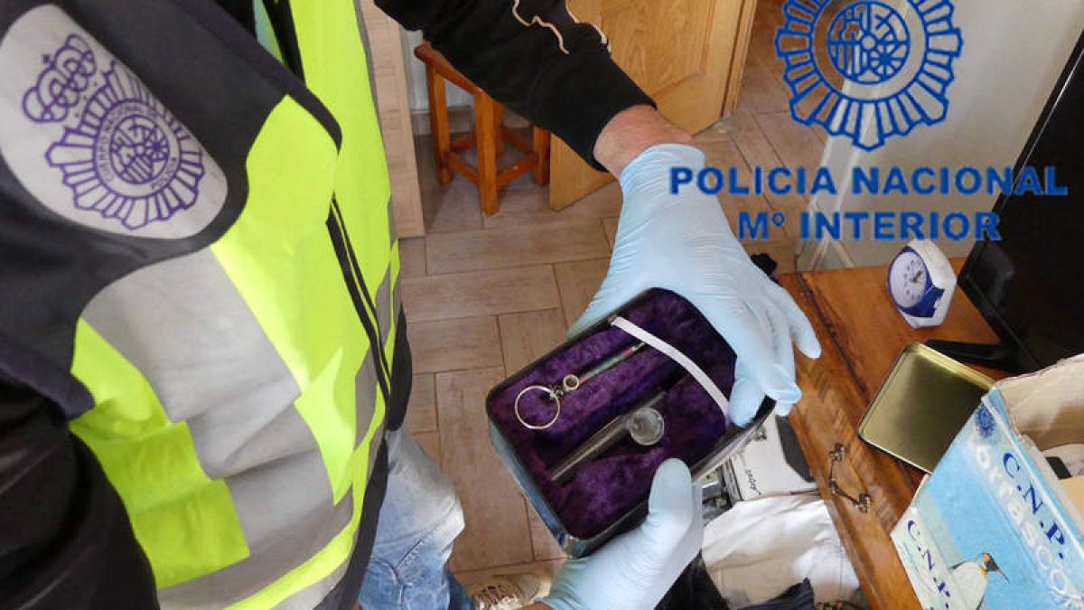 Agentes de la Policía Nacional manipulan los efectos intervenidos en la operación. CNP