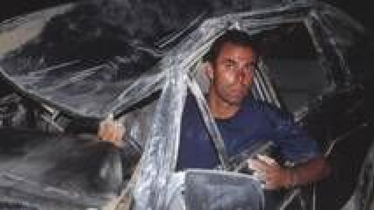 El artista Fernando Sánchez Castillo dentro de una de sus obras