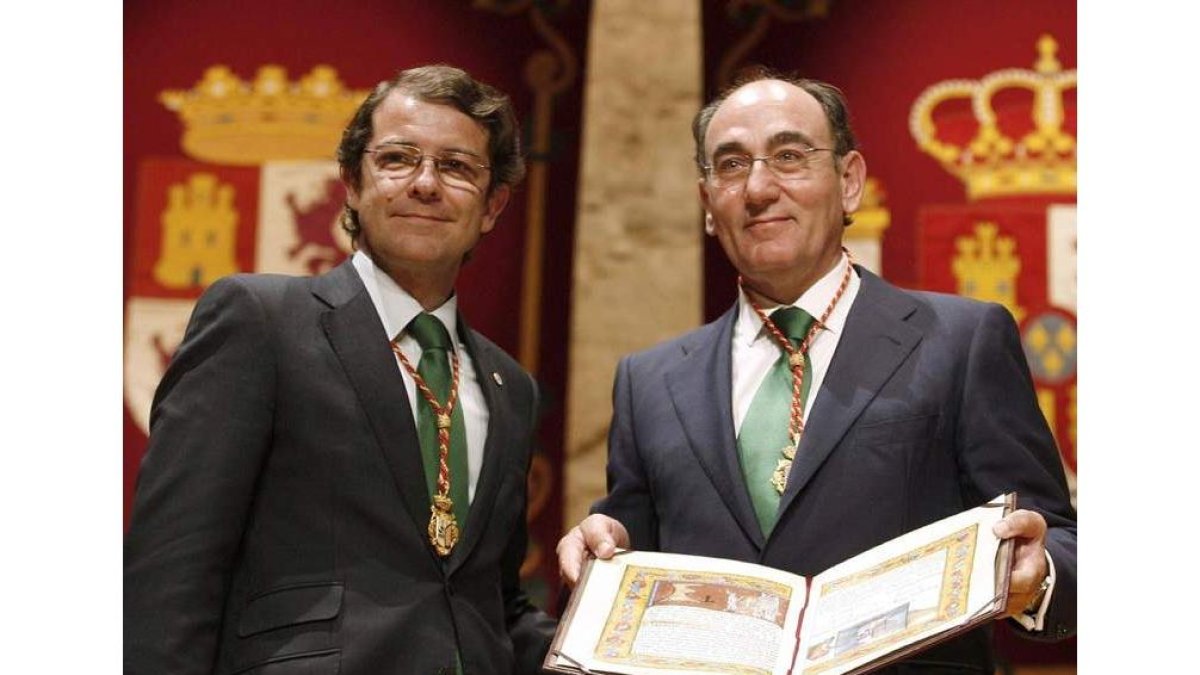 Alfonso Fernández Mañueco, alcalde de Salamanca, posa con el presidente de Iberdrola.