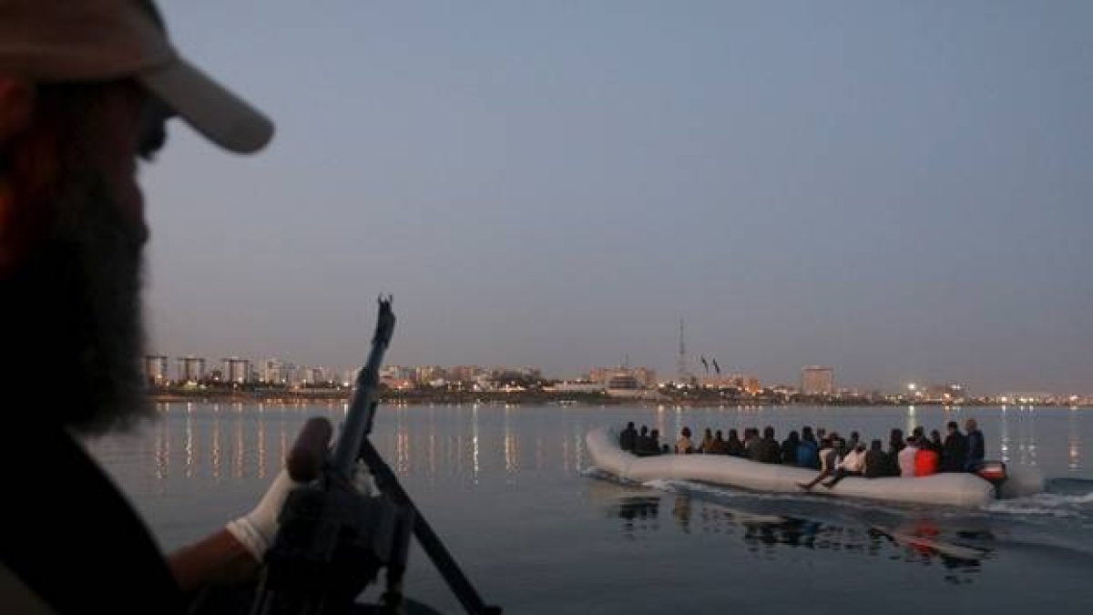 Un grupo de refugiados, tras ser detenidos en el puerto de Tripoli, Libia.