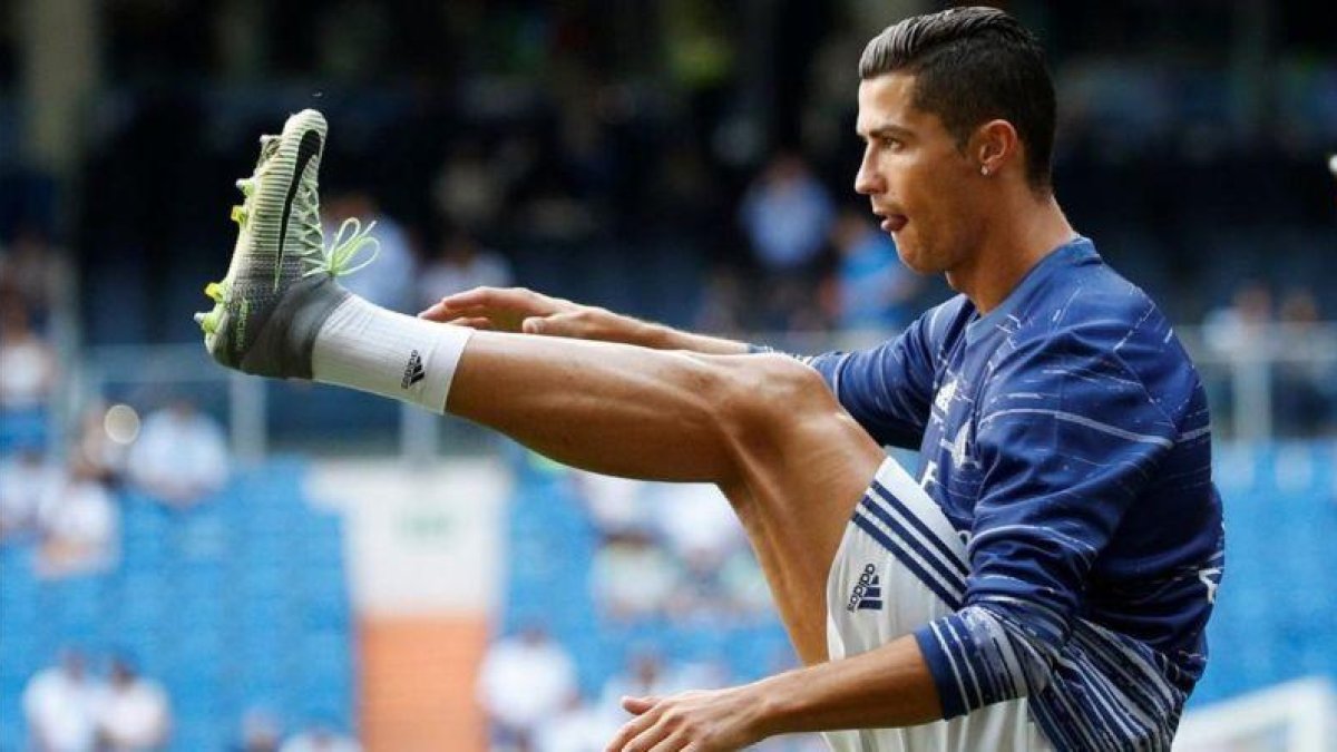 Cristiano calienta antes del encuentro ante Osasuna del pasado sábado.
