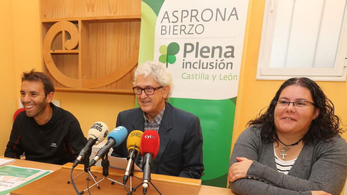 Martínez, Salgado y Álvarez en la presentación de ayer. L. D. M.