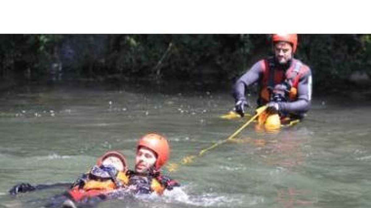 Los nuevos efectivos del cuerpo de bomberos realizaron ayer un simulacro de rescate en el agua, en e