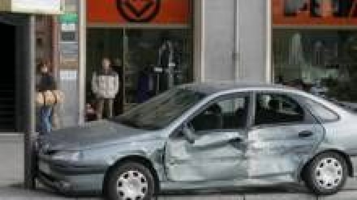 Estado en el que quedó un vehículo que resultó embestido en la plaza de Guzmán