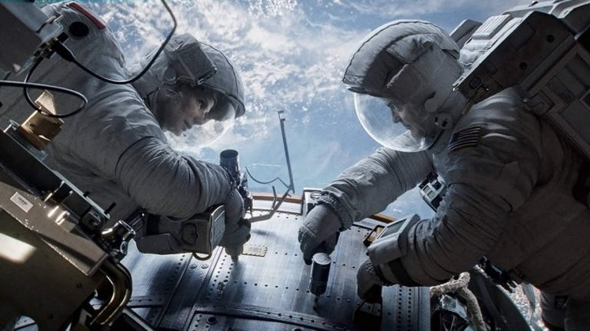 Sandra Bullock y George Clooney se enfundan los trajes de astronauta en esta película ambientada en la estratosfera.