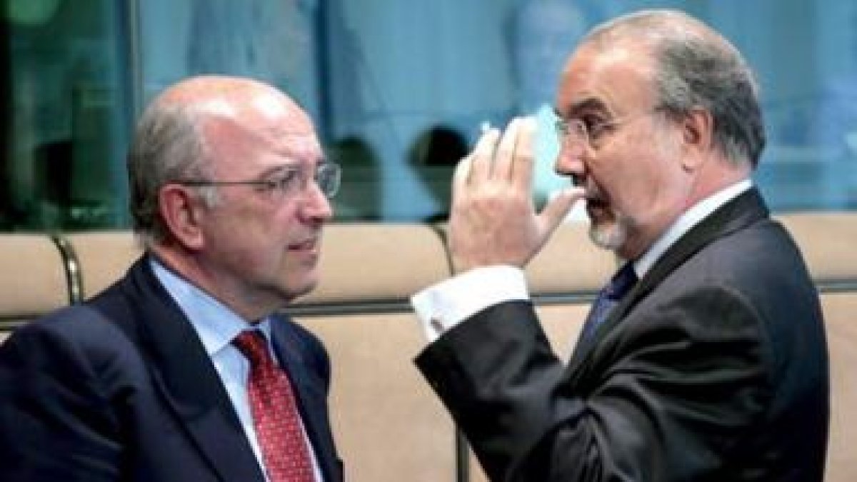 El comisario europeo de Asuntos Económicos, Joaquín Almunia, con el ex ministro de Economía español,