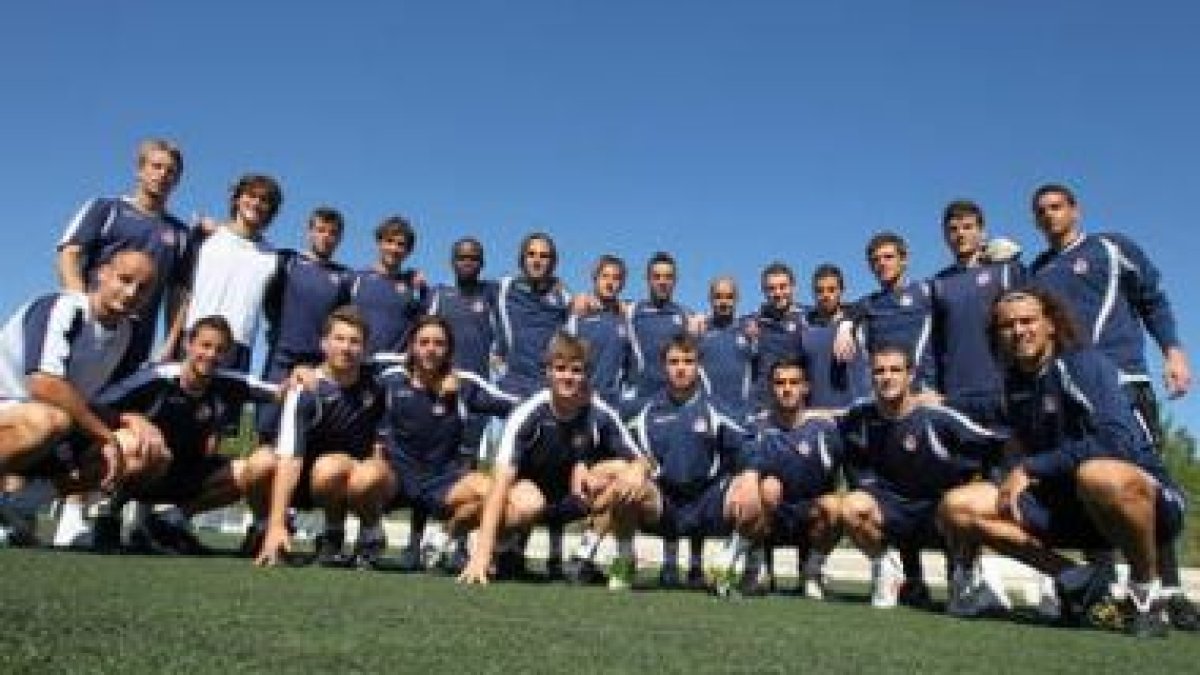 La Cultural posa unida como una piña antes de iniciar hoy el campeonato de Liga ante el Guijuelo.