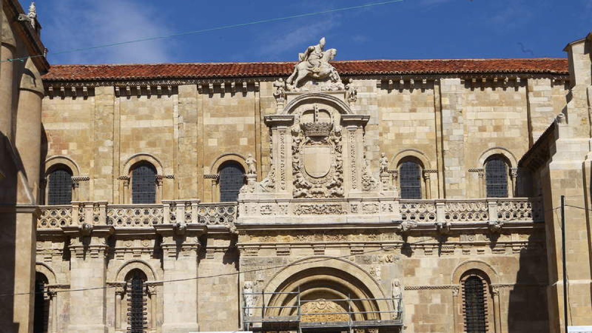 De los andamios que cubrían la fachada sólo queda ya el que da acceso al tímpano y arquivoltas de la Puerta del Cordero.