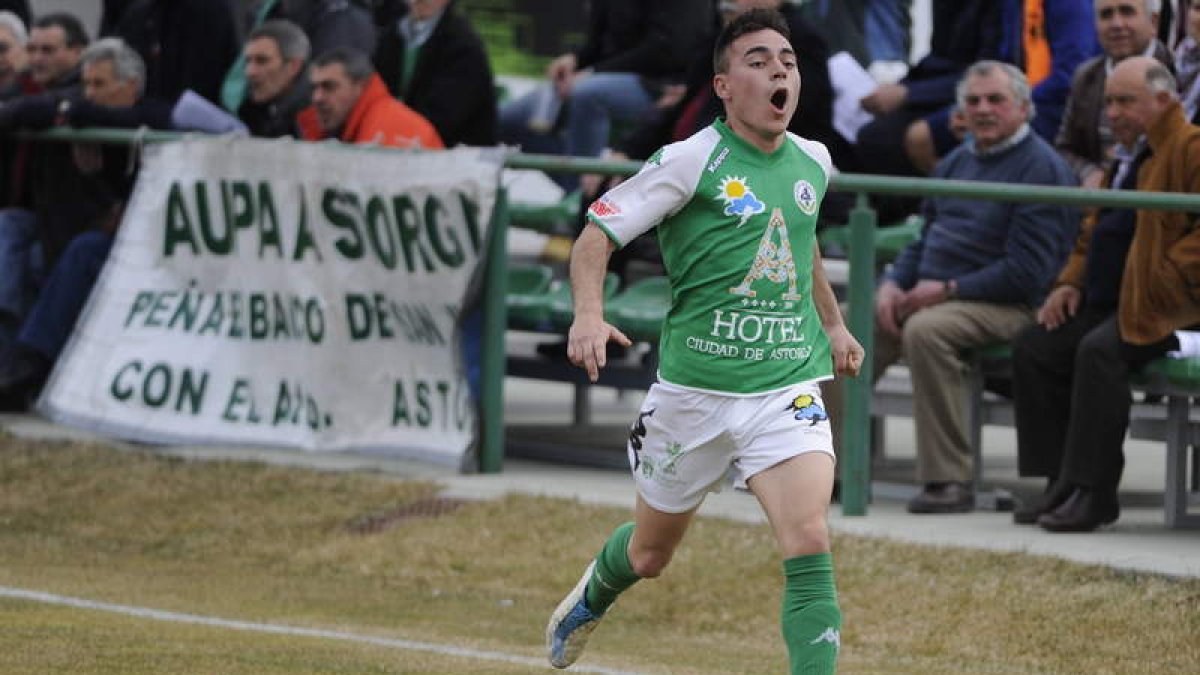Diego abrió con su gol el camino de la victoria al Astorga.