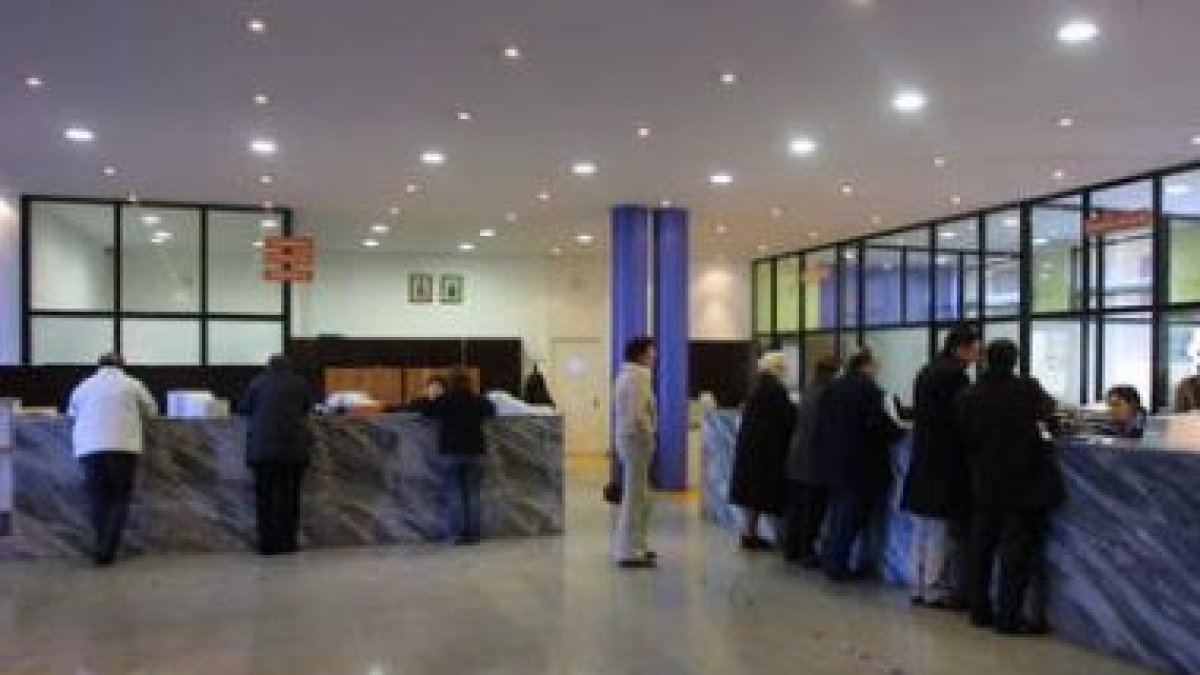 Imagen de ciudadanos en las oficinas municipales de Ponferrada.