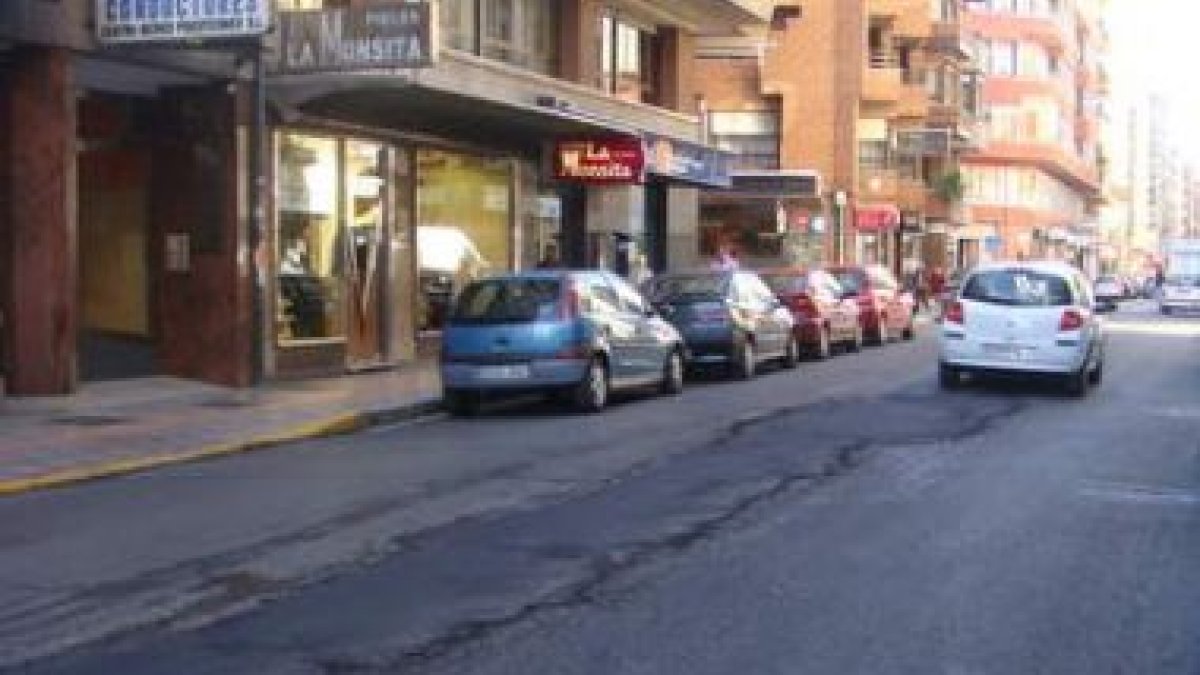El parche quedó unos centímetros por encima de la calzada.