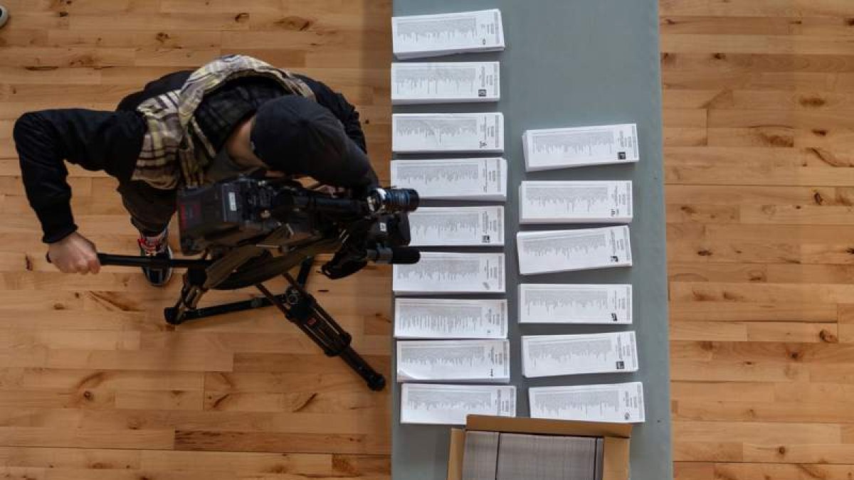 Preparativos del colegio electoral instalado en el Pabellón Camp del Ferro del barrio de Sant Andreu de Barcelona. ENRIC FONTCUBERTA