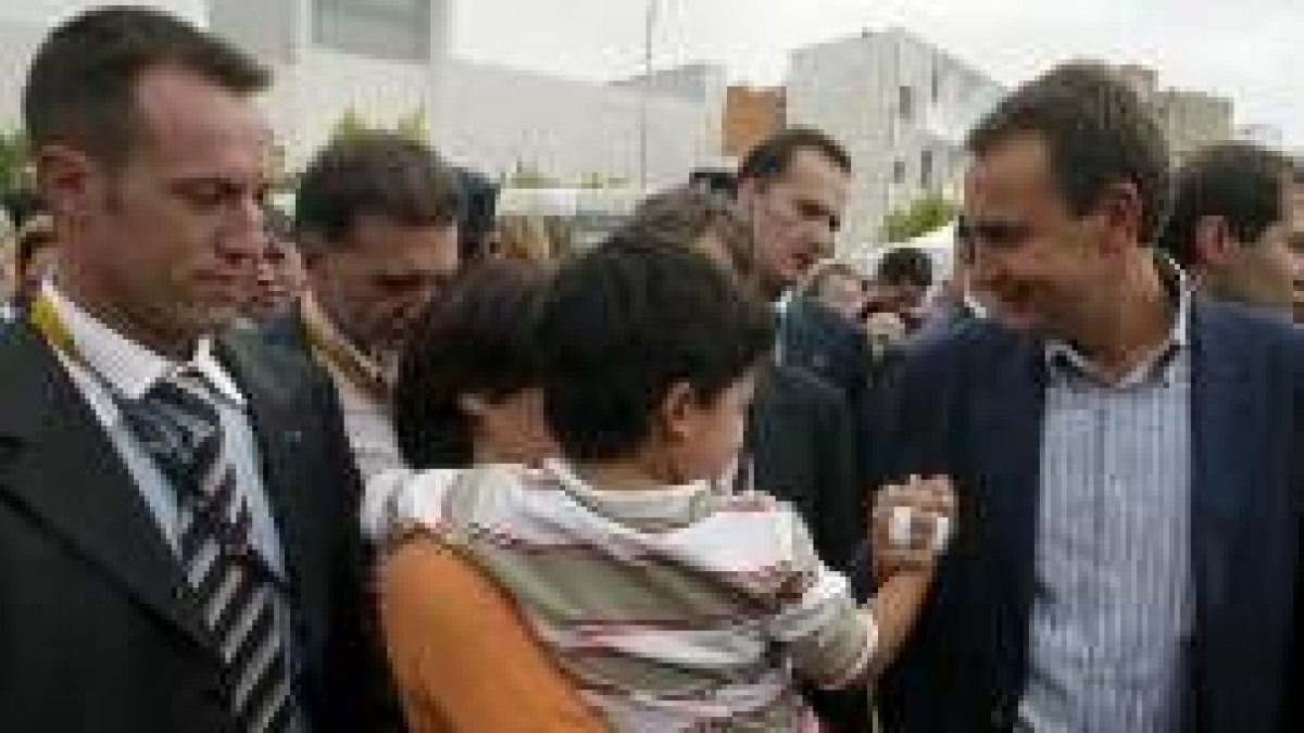 Más de una madre acercó a su hijo para fotografiarlo con el presidente