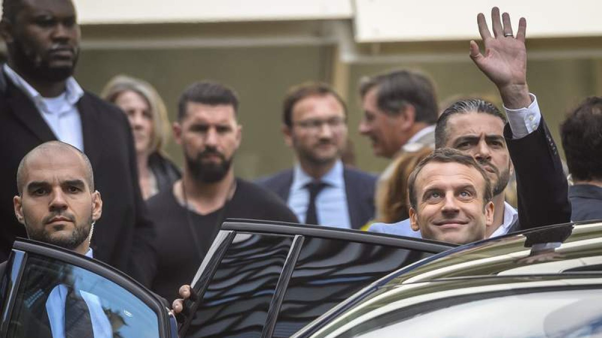 Macron se sube en un coche después de participar en una reunión de su formación. C. PETIT TESSON