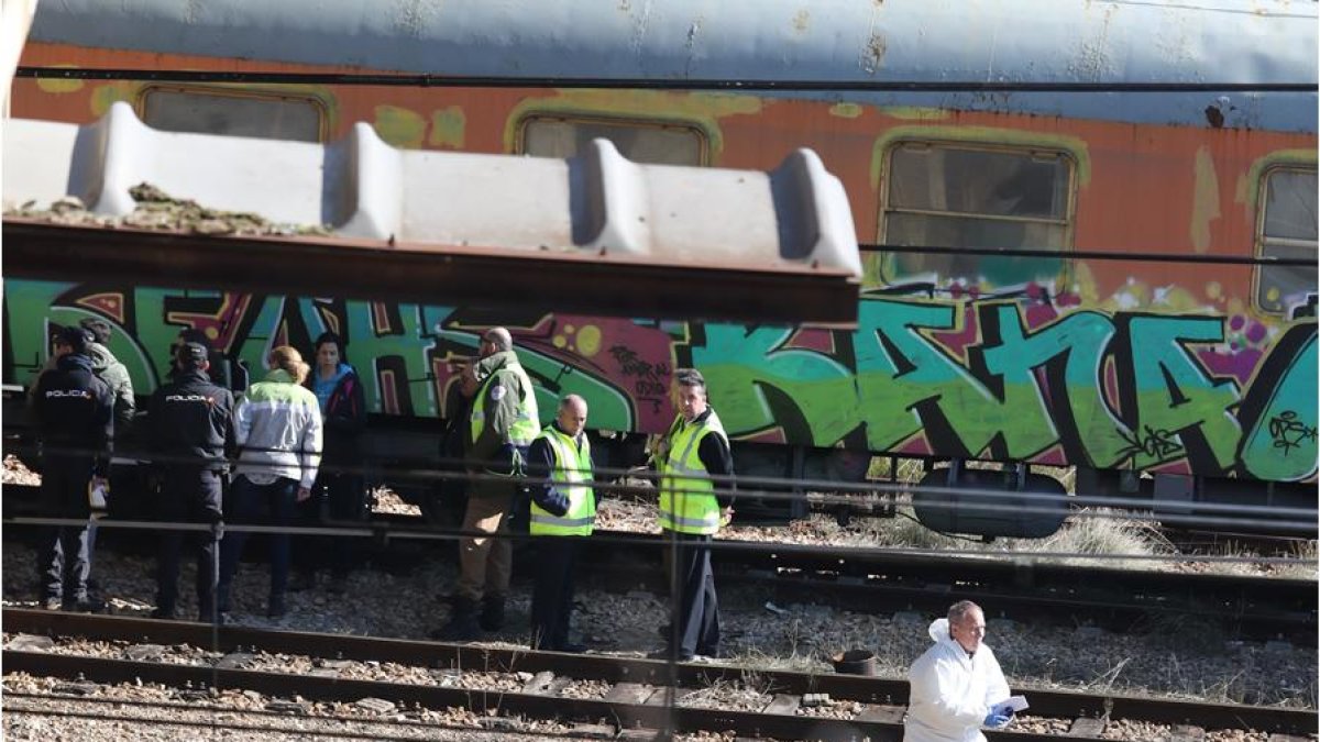 Integrantes de los cuerpos investigadores y judiciales en el lugar en que se produjo el accidente mortal de Iván García.