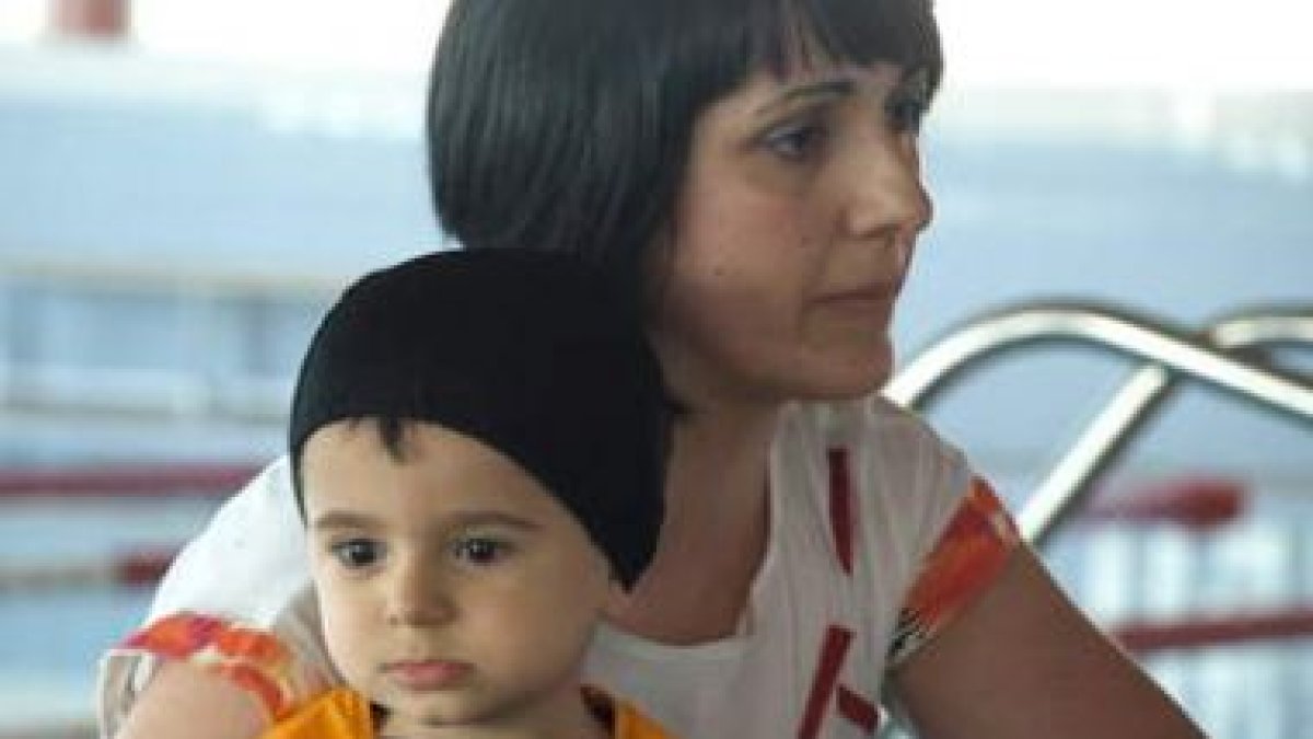 El pequeño Slavi, junto a su madre, se dispone a realizar sus ejercicios de rehabilitación.