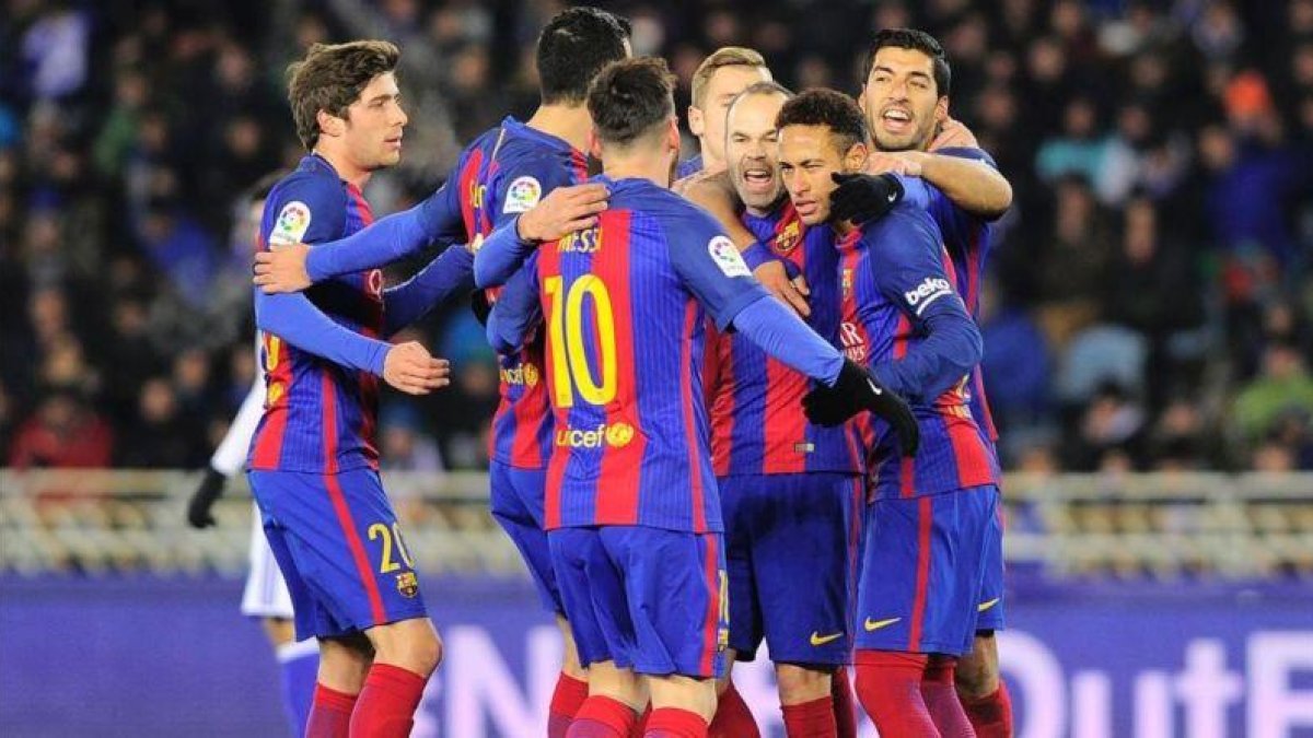 Los jugadores del Barça festejan el gol de Neymar ante la Real Sociedad.