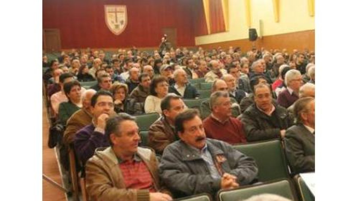 Los accionistas conocerán de primera mano la situación del club en menos de un mes.