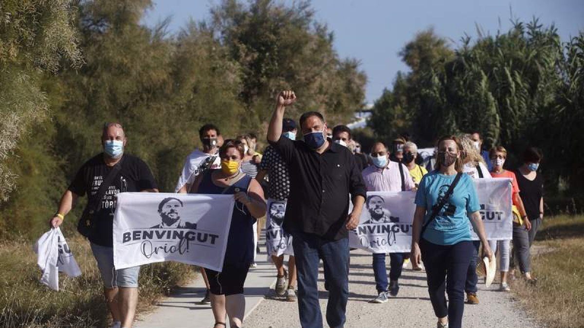 Paseo de Junqueras con simpatizantes tras salir de la prisión. QUIQUE GARCÍA
