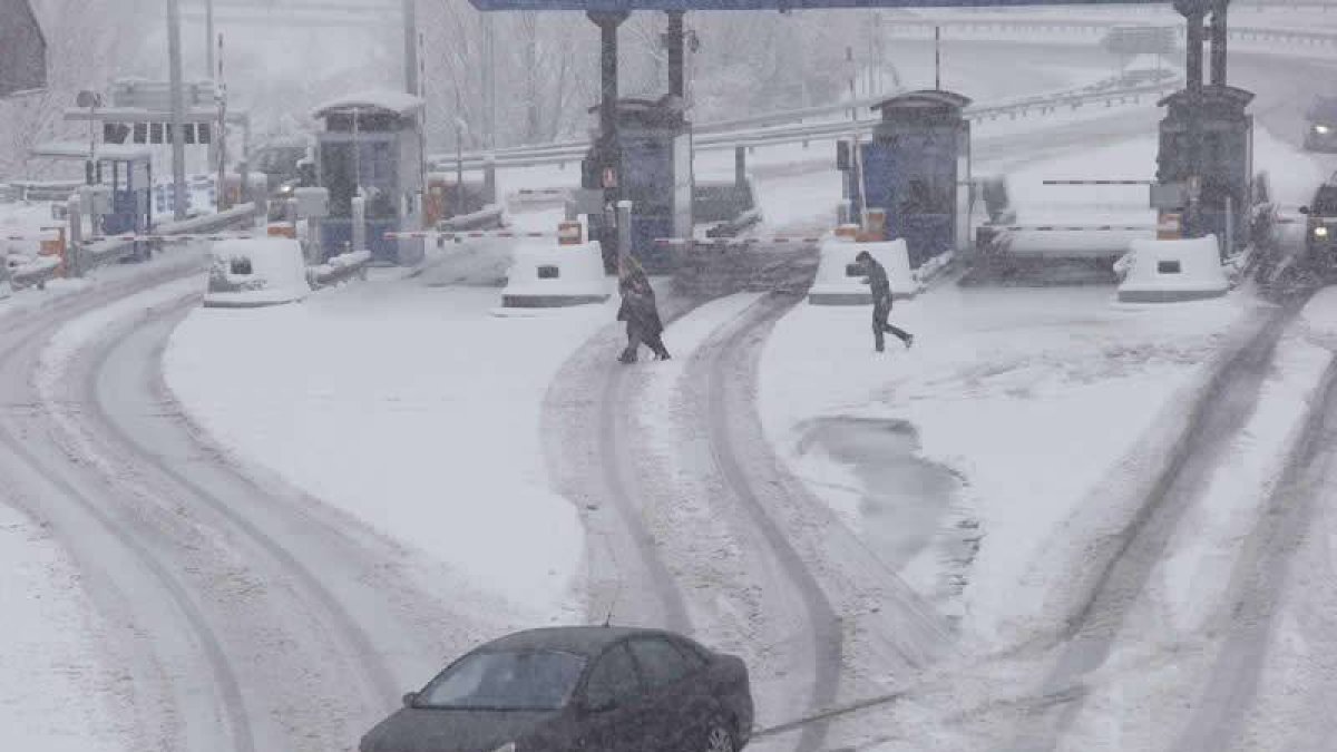 El acceso a la autopista del Huerna a la altura del peaje de La Magdalena.