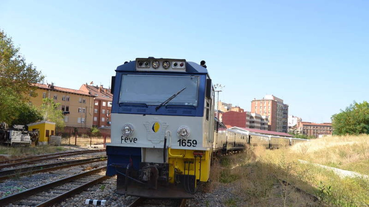 Una máquina de Feve saca al tren de la ciudad.