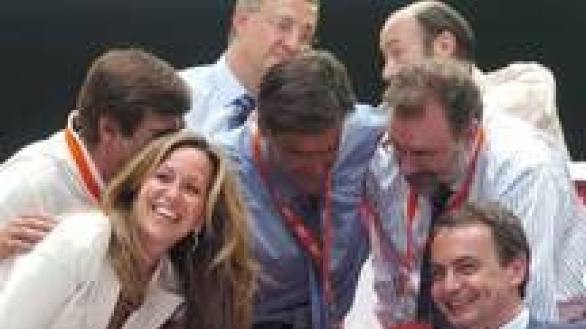 Zapatero conversa con algunos de sus compañeros de equipo en el transcurso del congreso federal