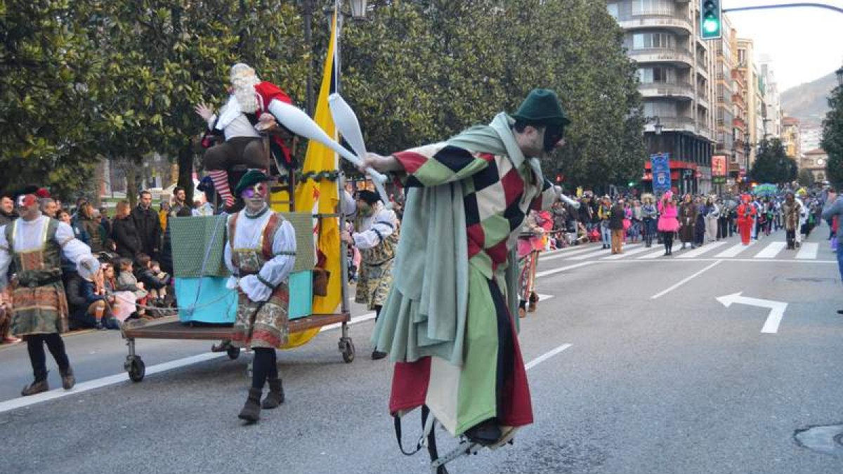 El Antroxu se celebra en Oviedo el fin de semana siguiente al Martes de Carnaval. Este año, sin embargo, las actividades infantiles, que usualmente tenían lugar el viernes siguiente a la fiesta, se han adelantado al lunes 4 de marzo.