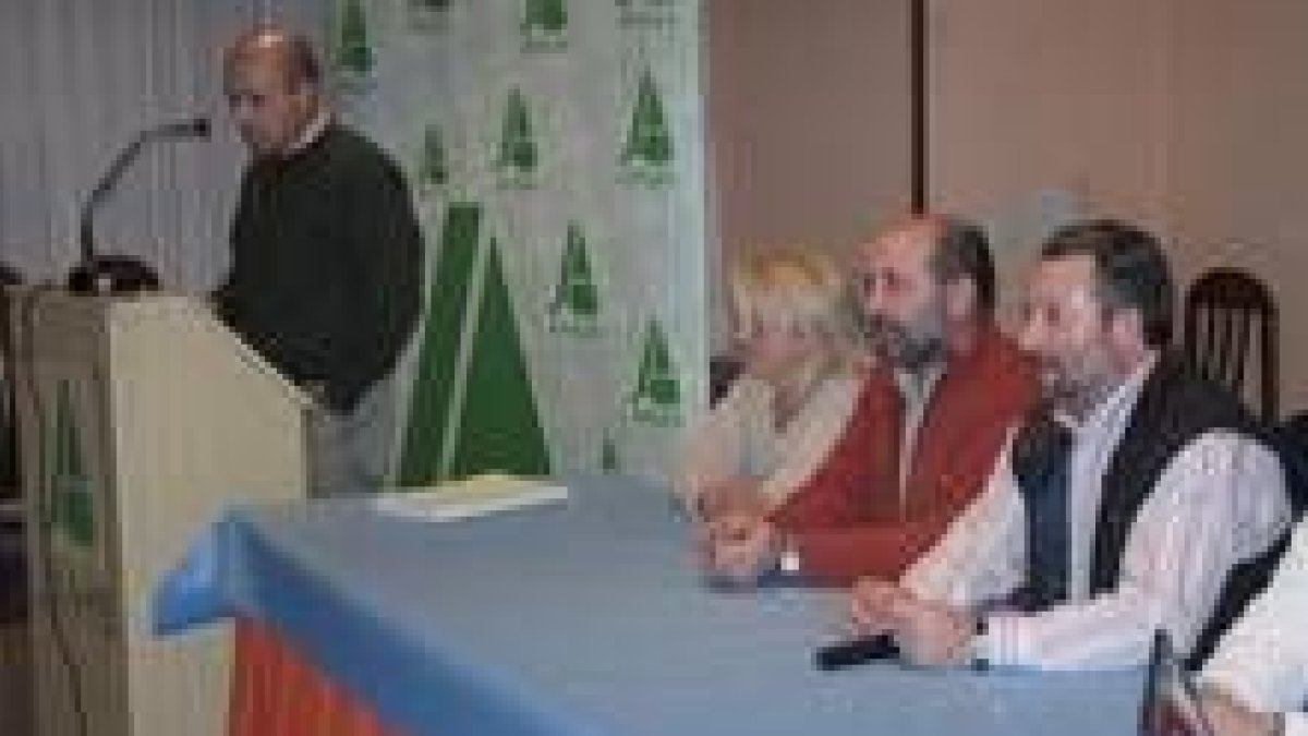José Antonio Turrado, Marino Fernández y Donaciano Dujo, durante la charla en La Bañeza