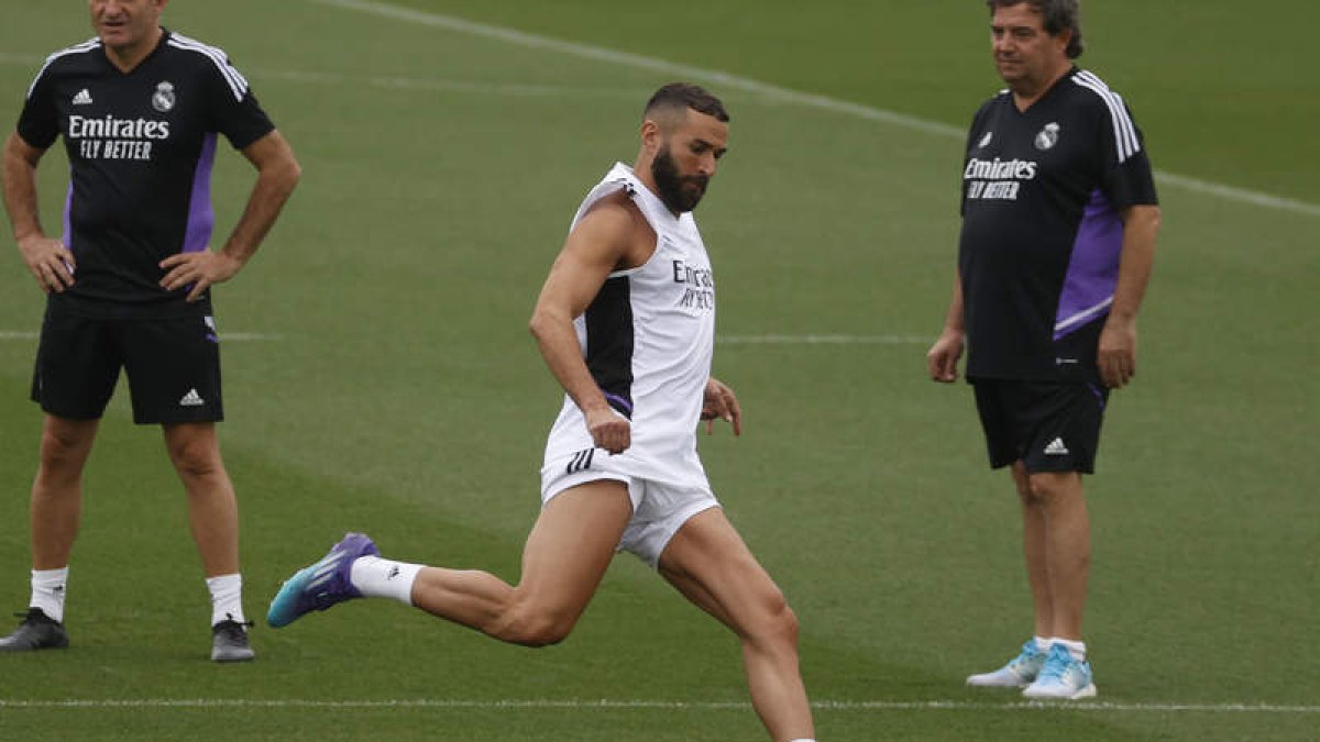 Benzema sigue sin poder ejercitarse con el grupo. J. C. HIDALGO