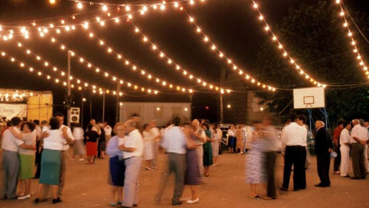Las plazas se llenan de vecinos bailando al son de las orquestas.