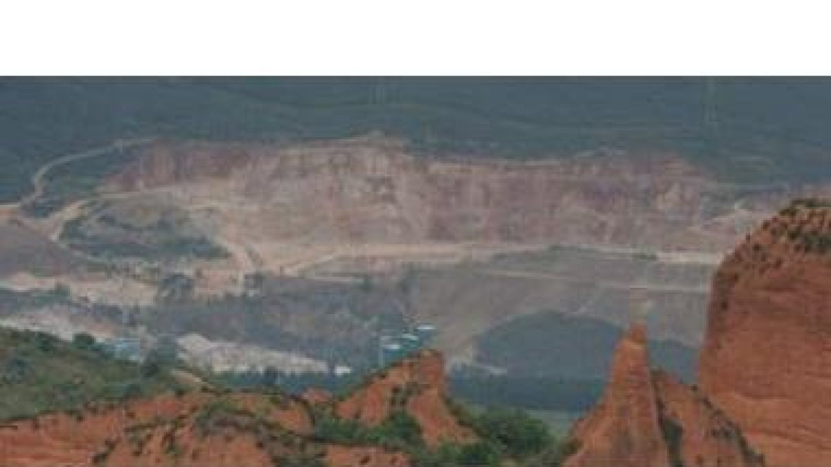 Los picachos ocres de Las Médulas en primer término, con la macrocantera de áridos Catisa como telón