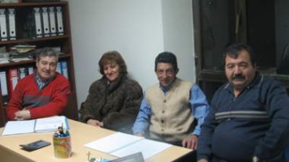 Los miembros de la Junta Vecinal de Santa Lucía de Gordón desean felicitar la fiesta a todos sus vec