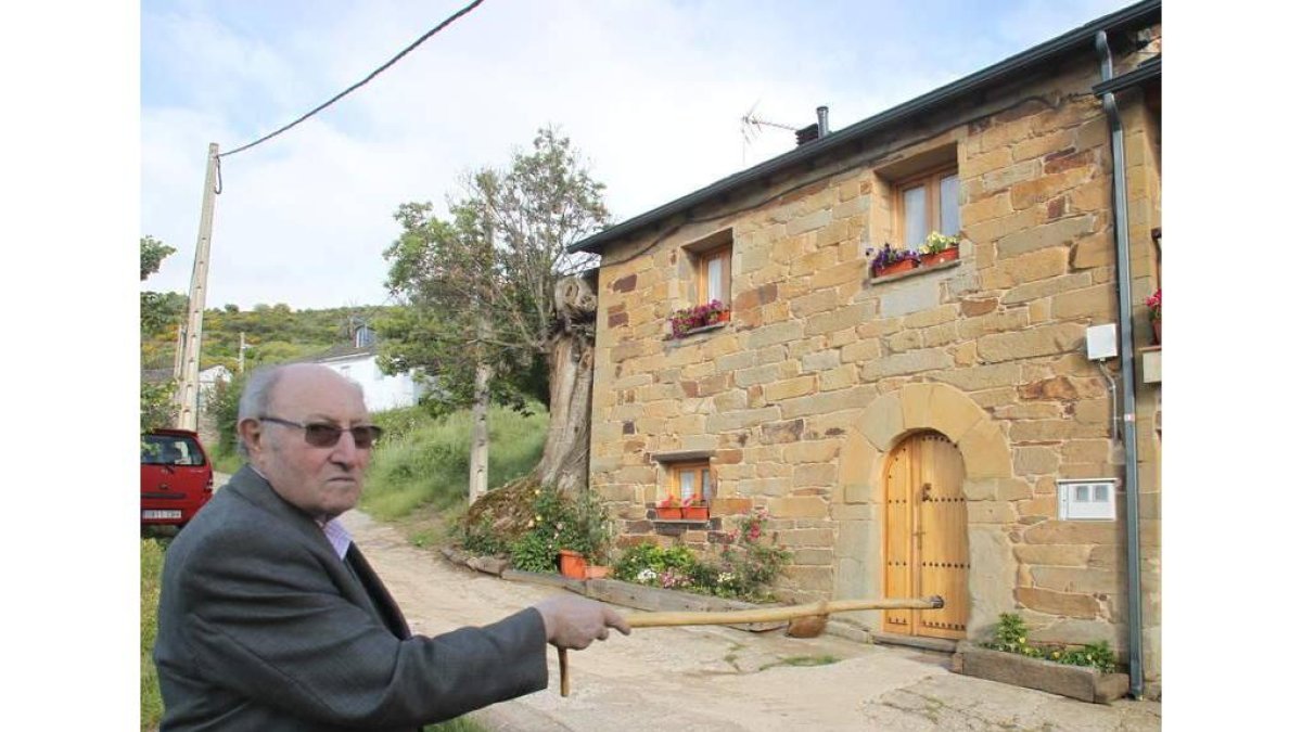 Uno d elos 200 vecinos de Santa Cruz de Montes muestra la casa más antigua del pueblo.