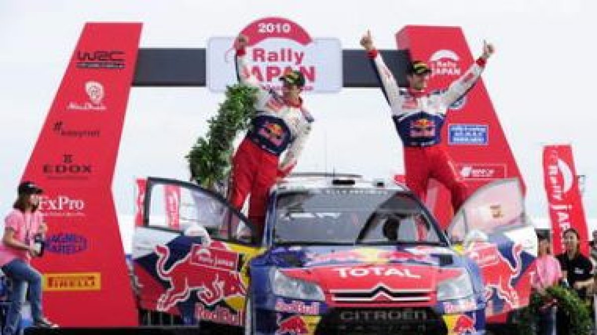 Ogier y su copiloto celebran el triunfo conseguido en el Rally de Japón.