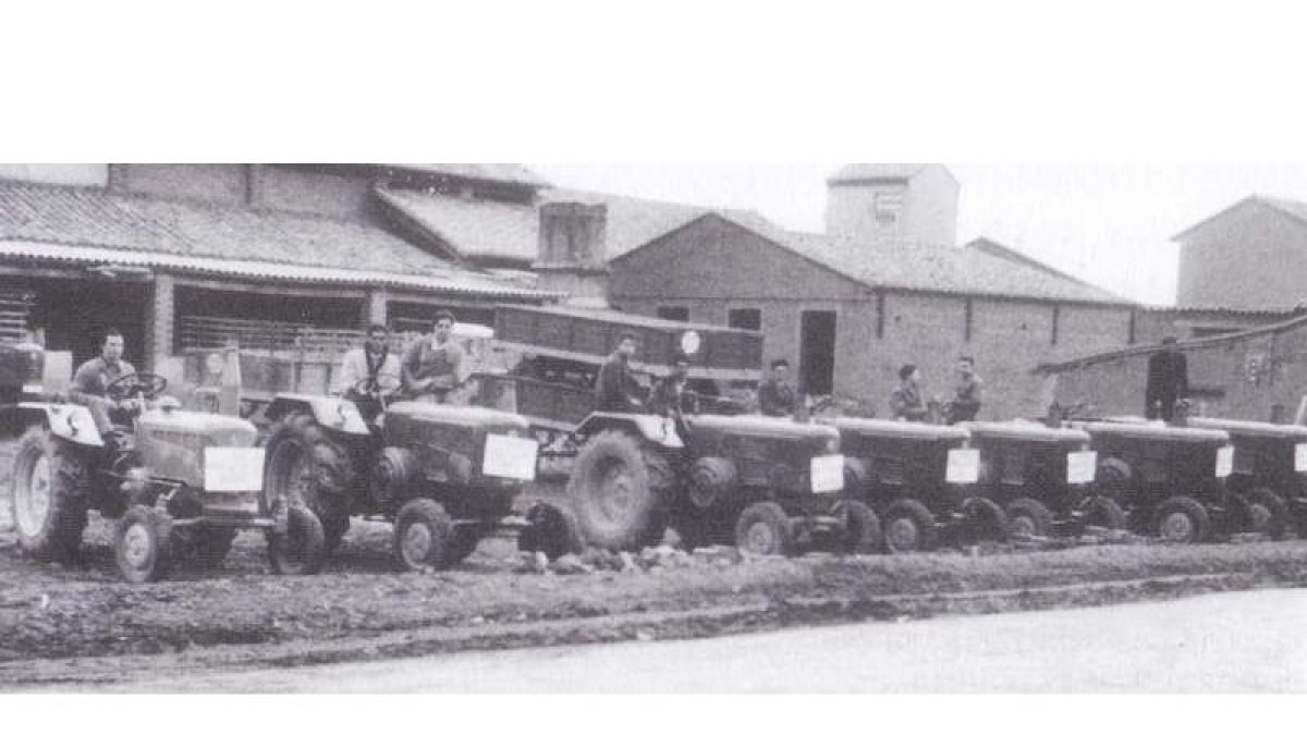 Imagen de los primeros tractores que llegaron a la Feria de Valencia de Don Juan en 1957 de la mano del industrial coyantino Cecilio Marinelli.