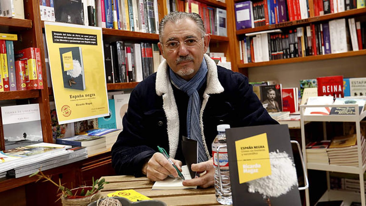 Ricardo Magaz, ayer, en la Librería Universitaria, donde firmó ejemplares del libro. MARCIANO PÉREZ