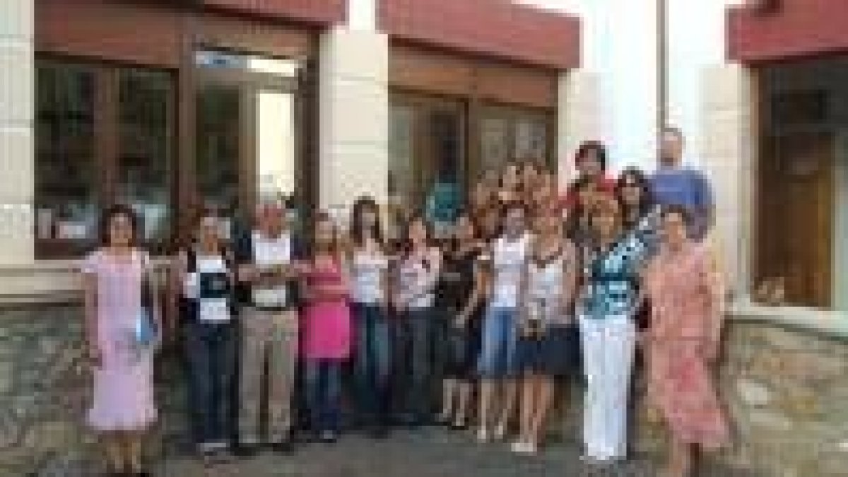 De la Sierra con las asistentes al curso