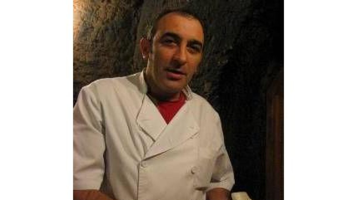 José Gordón muestra las colmenillas rellenas de langostino