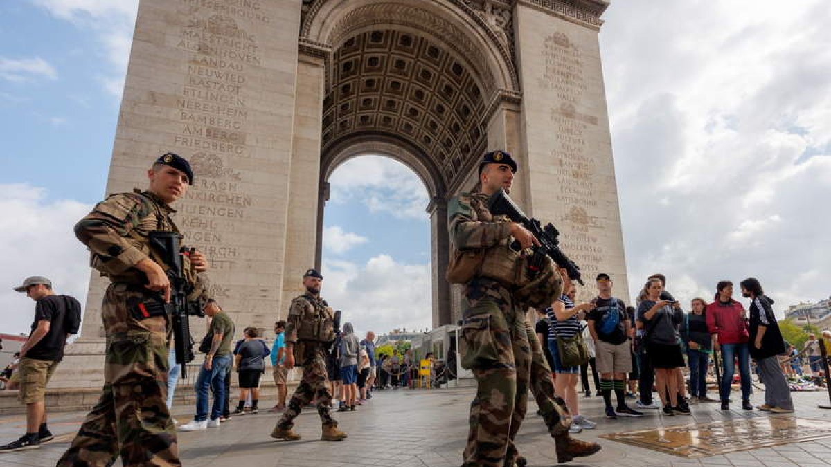 París se blinda para evitar disturbios en la fiesta nacional. OLIVIER MATTHYS