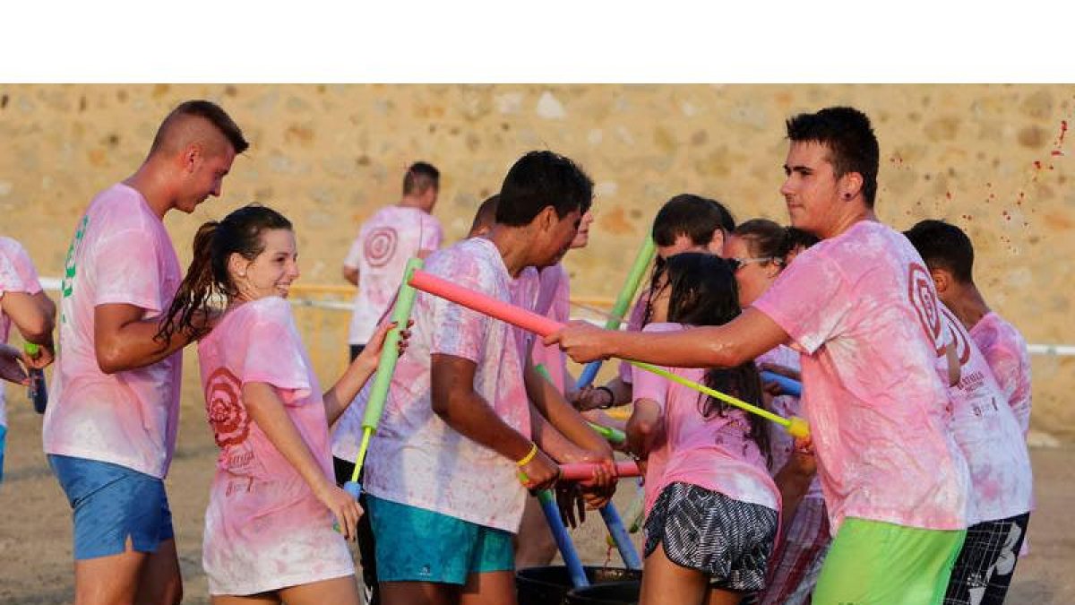 Algunos de los participantes en la ‘Batalla del Vino’ que se celebró en el patio de armas del castillo de Valencia de Don Juan. SECUNDINO PÉREZ