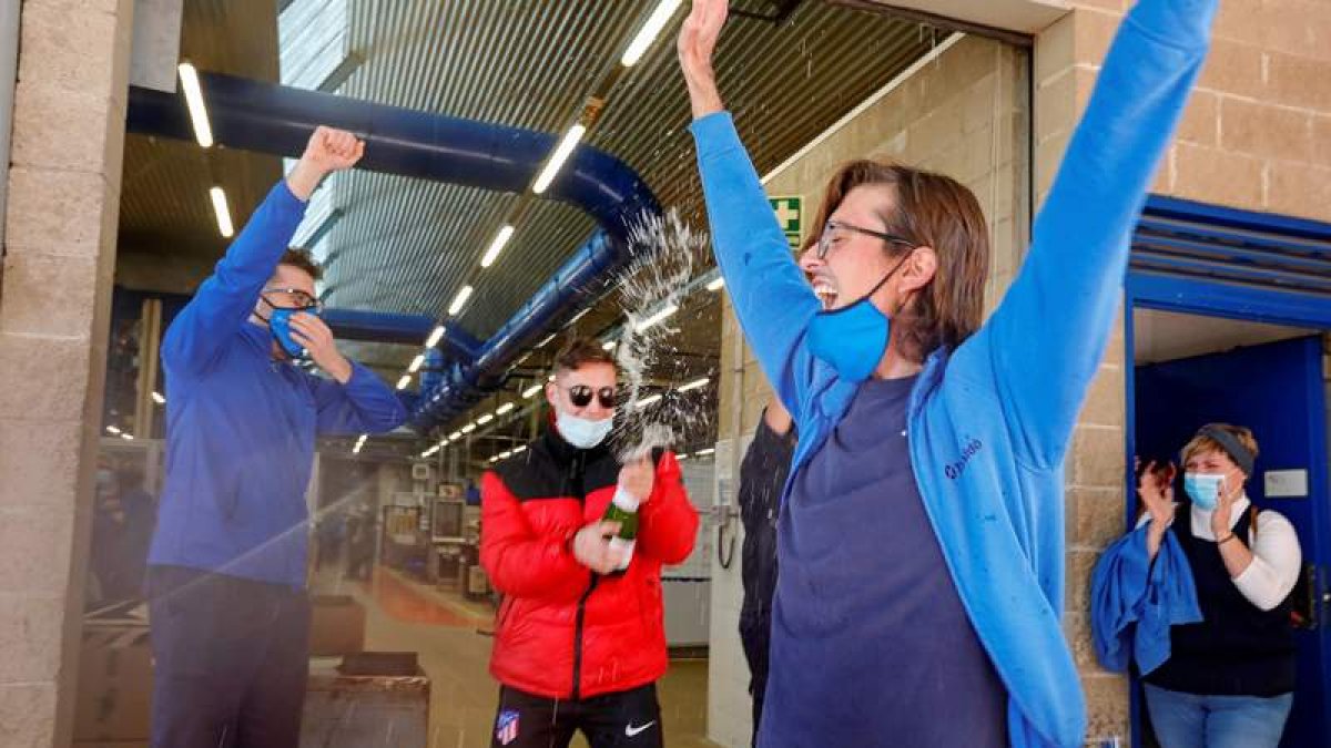 Imagen de la celebración por el Gordo en la Administración de Lotería de Reus. SUSANA SÁEZ