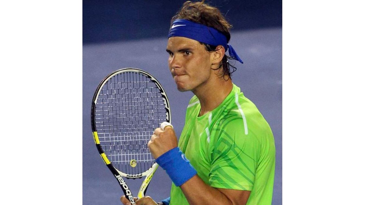 Nadal celebra un punto contra Djokovic en la final de Australia.
