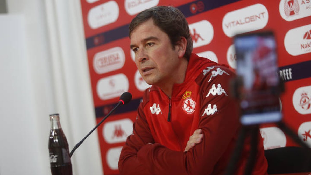 Rueda de prensa de Edu Docampo, entrenador de la Cultural Leonesa. F. Otero Perandones.
