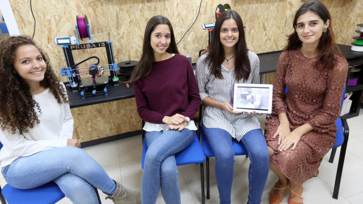 Sahar Bencheriff, Marina Vázquez, Laura Verastegui y Laura Millán en la Eisti de la Universidad Politécnica de Madrid.