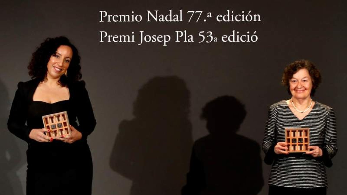 Najat El Hachmi, ganadora del Premio Nadal con la novela ‘El lunes nos querrán’, junto a María Barbal Premio Josep Pla. TONI ALBIR