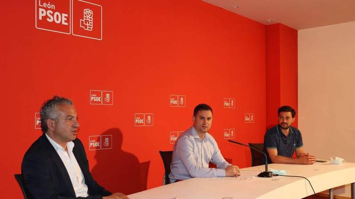 Sen, Cendón y Moreno, en la sede del PSOE. DL