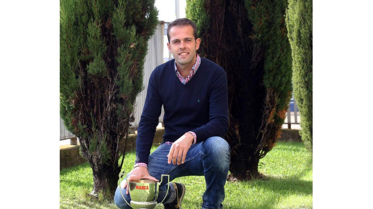 Valdés posa con el trofeo ‘Guruceta’ al mejor árbitro de Segunda División.