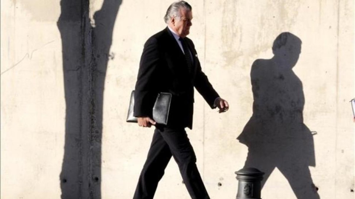 Luis Bárcenas, se dirige a una sesión del juicio por la 'trama Gürtel' en una foto de archivo.